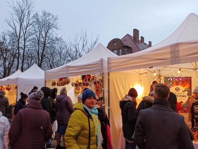 Nikiszowiec to magiczne miejsce na mapie Katowic. Od lat odbywa się tu wyjątkowy jarmark bożonarodzeniowy