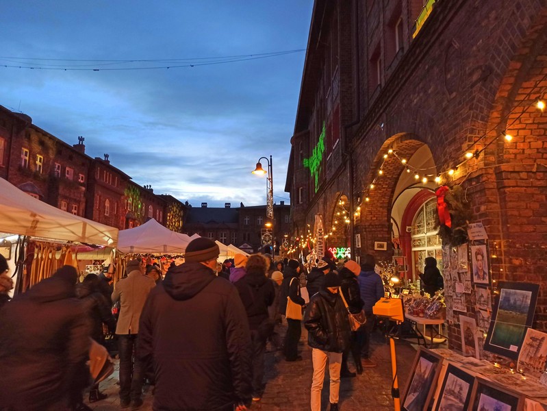 Nikiszowiec to magiczne miejsce na mapie Katowic. Od lat odbywa się tu wyjątkowy jarmark bożonarodzeniowy