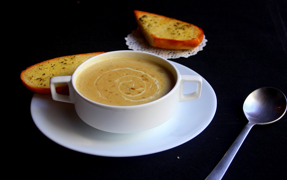 Zupa krem z pieczarek z groszkiem ptysiowym