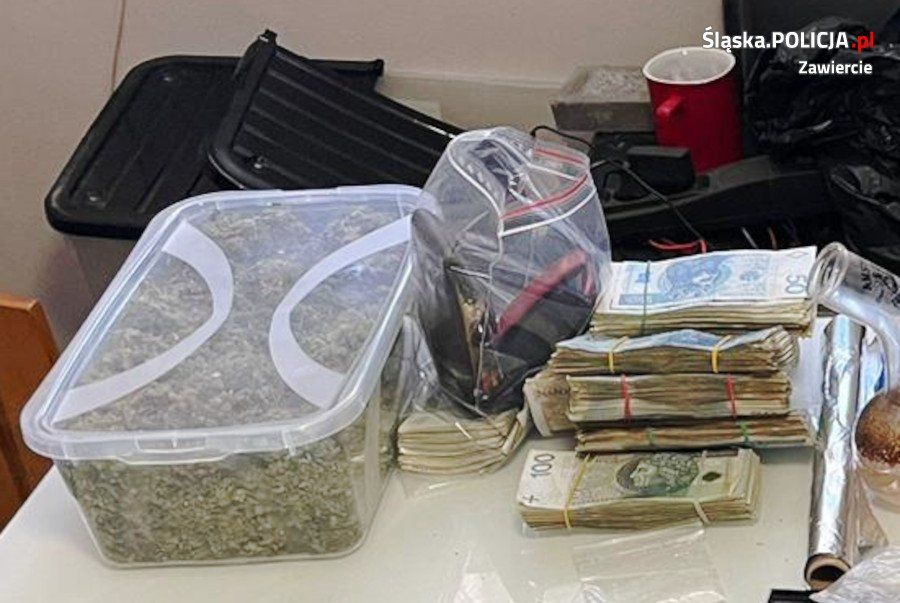 Policjanci z Ogrodzieńca przejęli ponad kilogram narkotyków. 33-latek został tymczasowo aresztowany - galeria