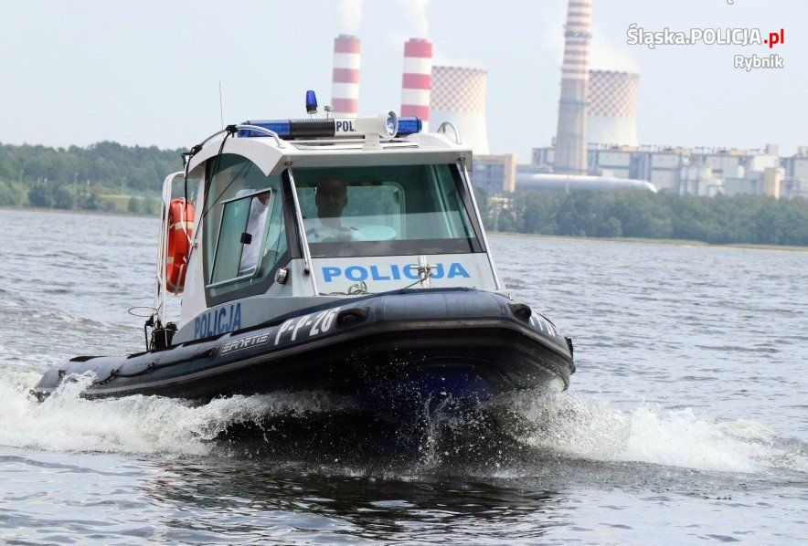 Policyjni wodniacy pomogli żeglarzowi na Zalewie Rybnickim - galeria