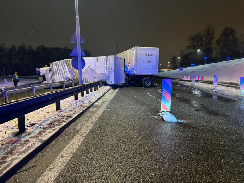 [AKTUALIZACJA] Groźny wypadek na DTŚ w stronę Katowic. Przewrócony TIR zablokował drogę! - galeria