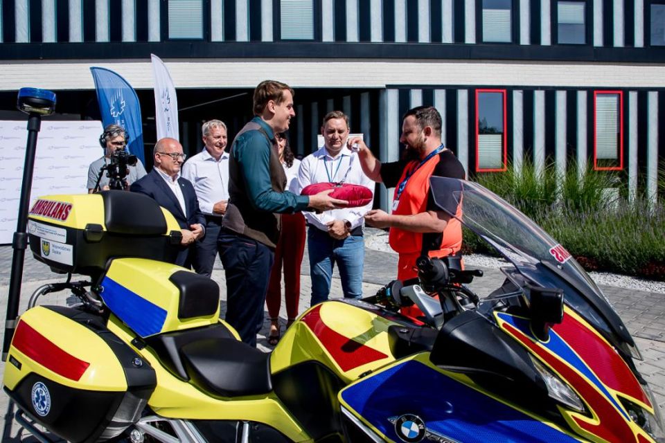 W siedzibie Rejonowego Pogotowia Ratunkowego w Sosnowcu przekazano nowoczesny motoambulans - galeria