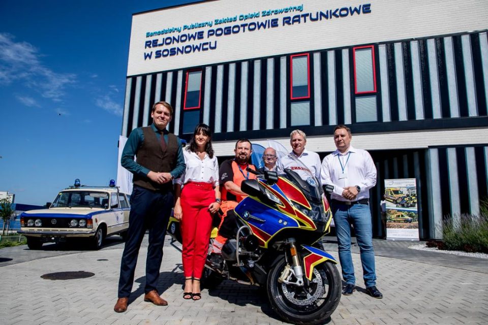 W siedzibie Rejonowego Pogotowia Ratunkowego w Sosnowcu przekazano nowoczesny motoambulans - galeria