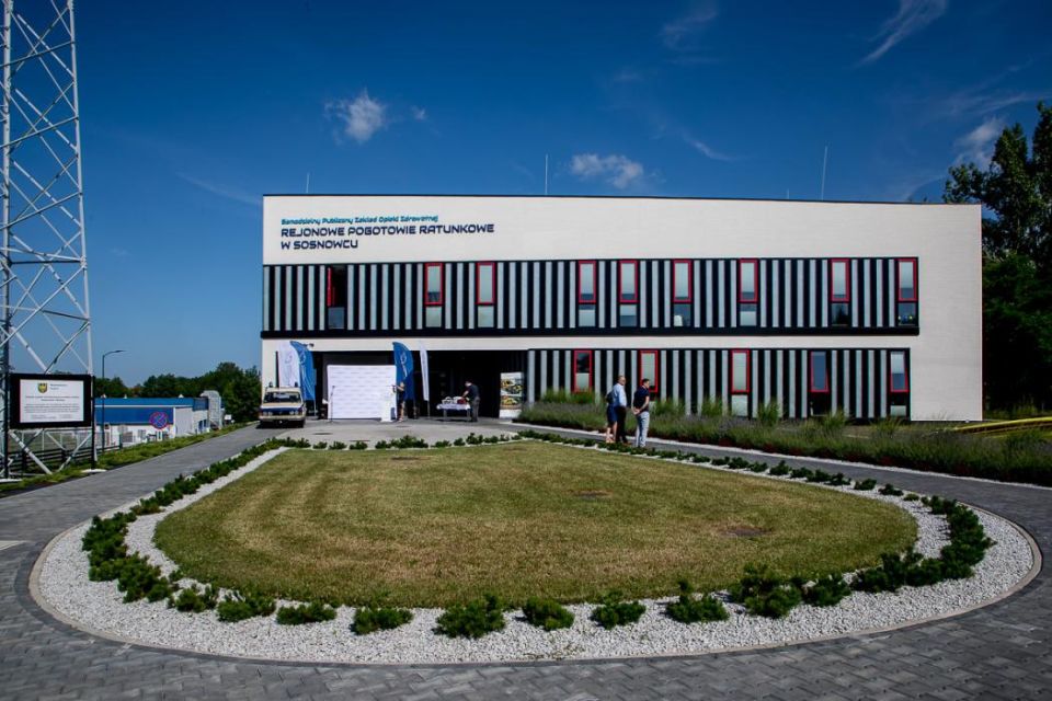 W siedzibie Rejonowego Pogotowia Ratunkowego w Sosnowcu przekazano nowoczesny motoambulans - galeria