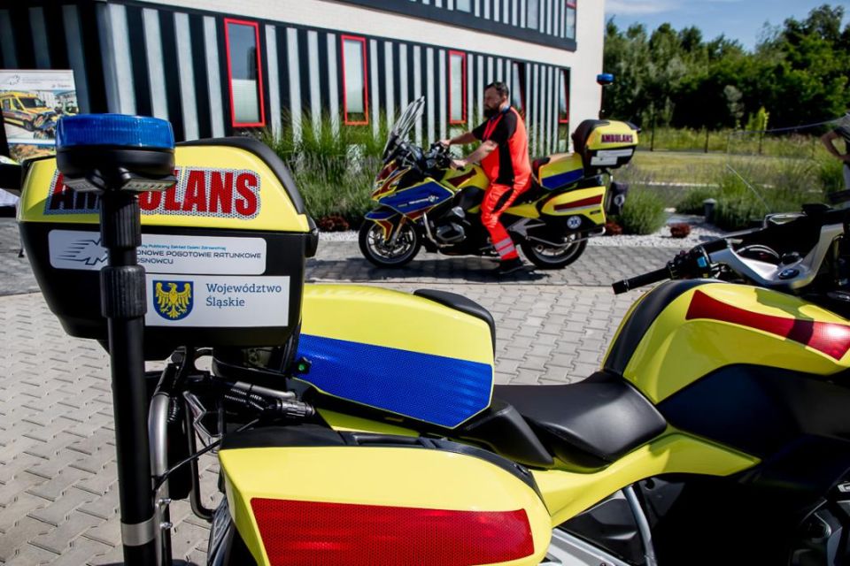 W siedzibie Rejonowego Pogotowia Ratunkowego w Sosnowcu przekazano nowoczesny motoambulans - galeria