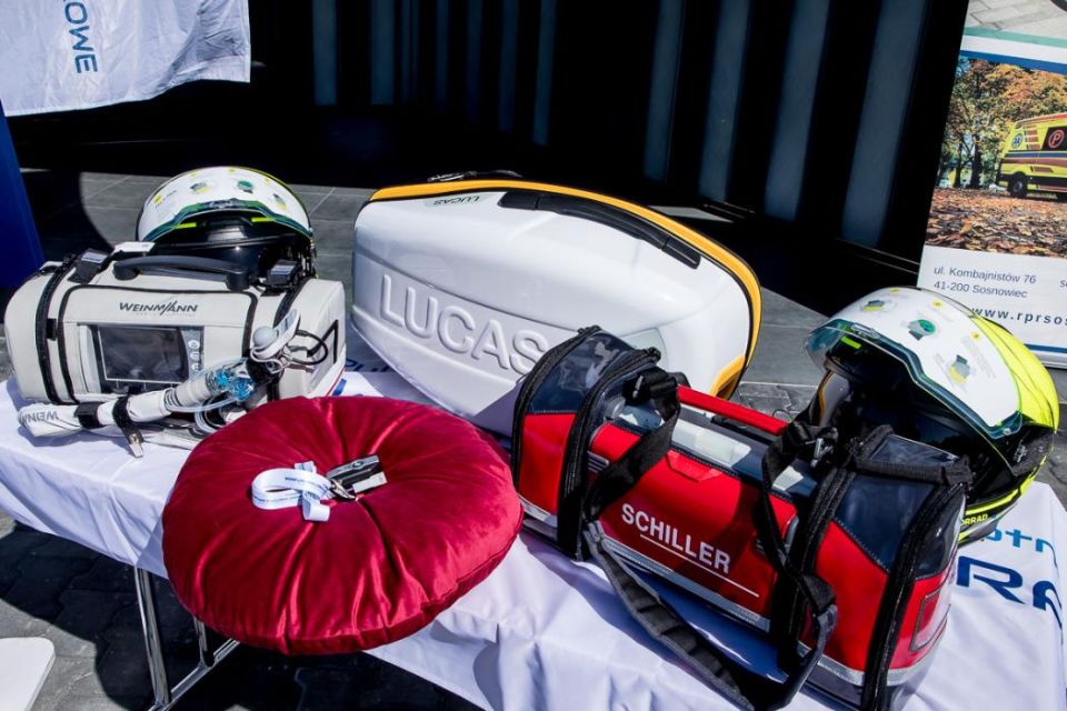 W siedzibie Rejonowego Pogotowia Ratunkowego w Sosnowcu przekazano nowoczesny motoambulans - galeria