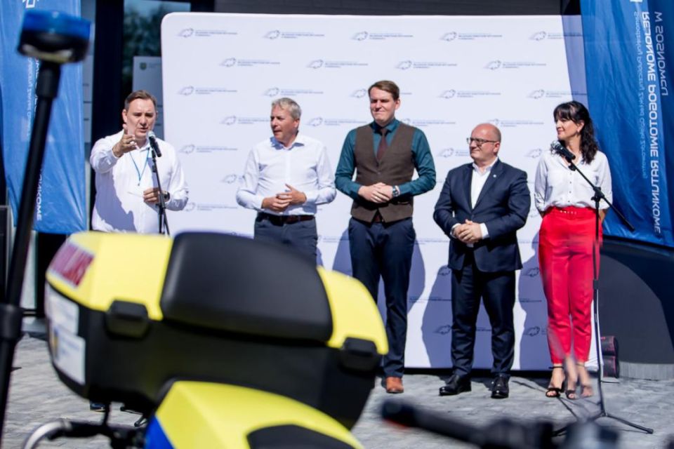 W siedzibie Rejonowego Pogotowia Ratunkowego w Sosnowcu przekazano nowoczesny motoambulans - galeria