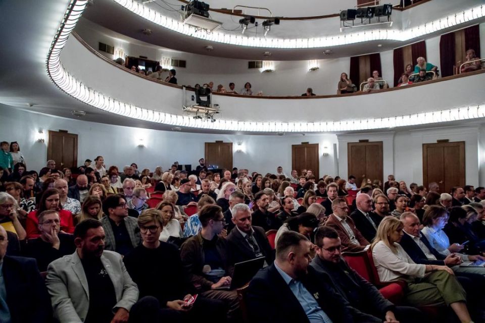 Na scenie Teatru Śląskiego zorganizowano pierwszą odsłonę Śląskiego Stołu - galeria