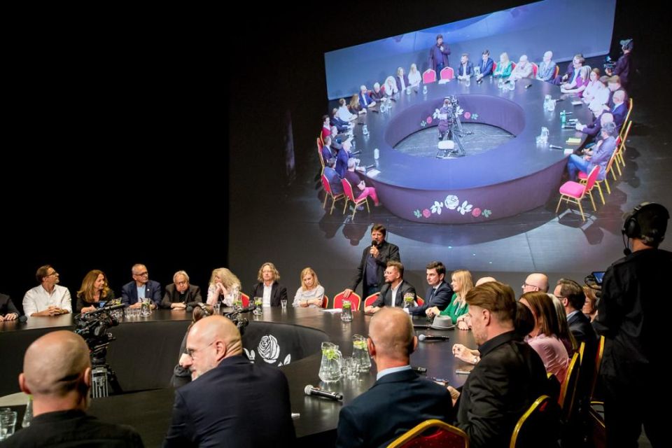 Na scenie Teatru Śląskiego zorganizowano pierwszą odsłonę Śląskiego Stołu - galeria