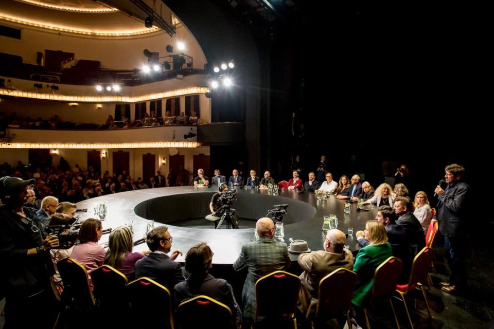 Na scenie Teatru Śląskiego zorganizowano pierwszą odsłonę Śląskiego Stołu - galeria