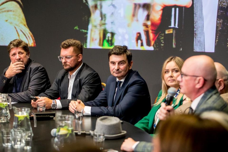 Na scenie Teatru Śląskiego zorganizowano pierwszą odsłonę Śląskiego Stołu - galeria