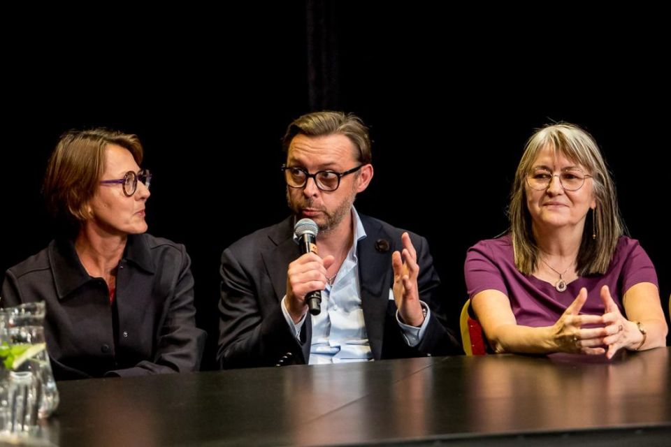 Na scenie Teatru Śląskiego zorganizowano pierwszą odsłonę Śląskiego Stołu - galeria