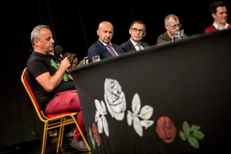 Na scenie Teatru Śląskiego zorganizowano pierwszą odsłonę Śląskiego Stołu - galeria