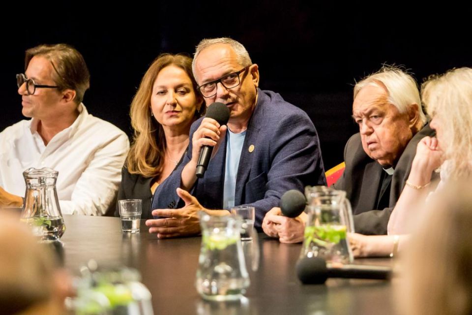 Na scenie Teatru Śląskiego zorganizowano pierwszą odsłonę Śląskiego Stołu - galeria