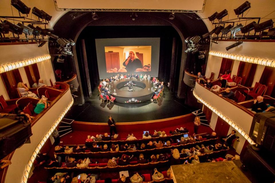 Na scenie Teatru Śląskiego zorganizowano pierwszą odsłonę Śląskiego Stołu - galeria