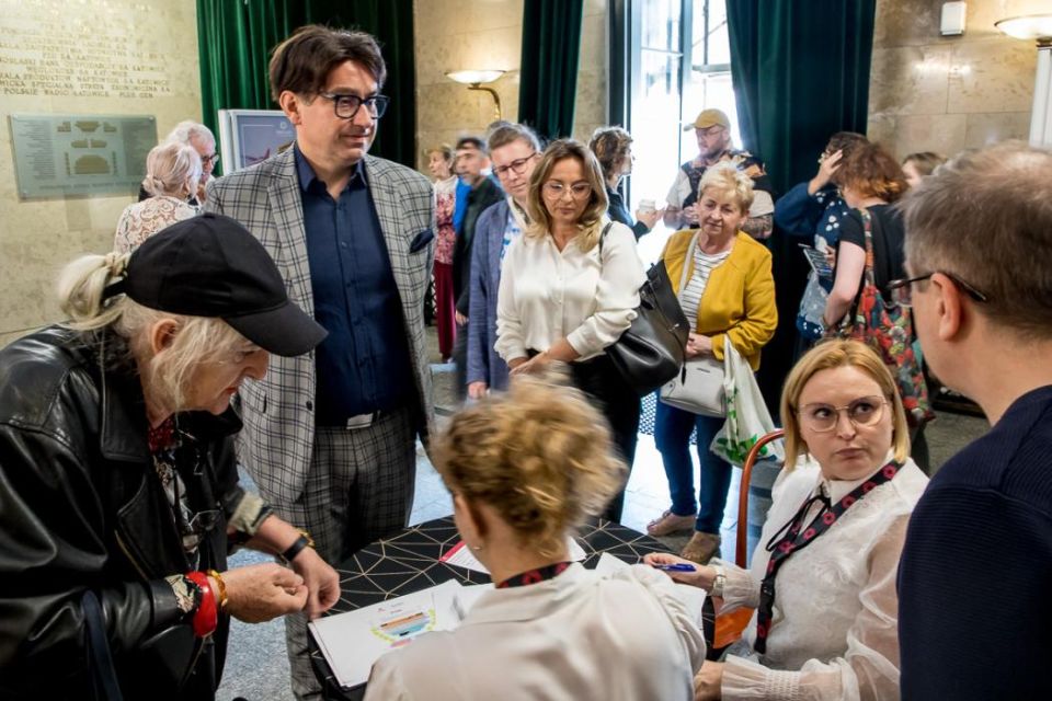 Na scenie Teatru Śląskiego zorganizowano pierwszą odsłonę Śląskiego Stołu - galeria