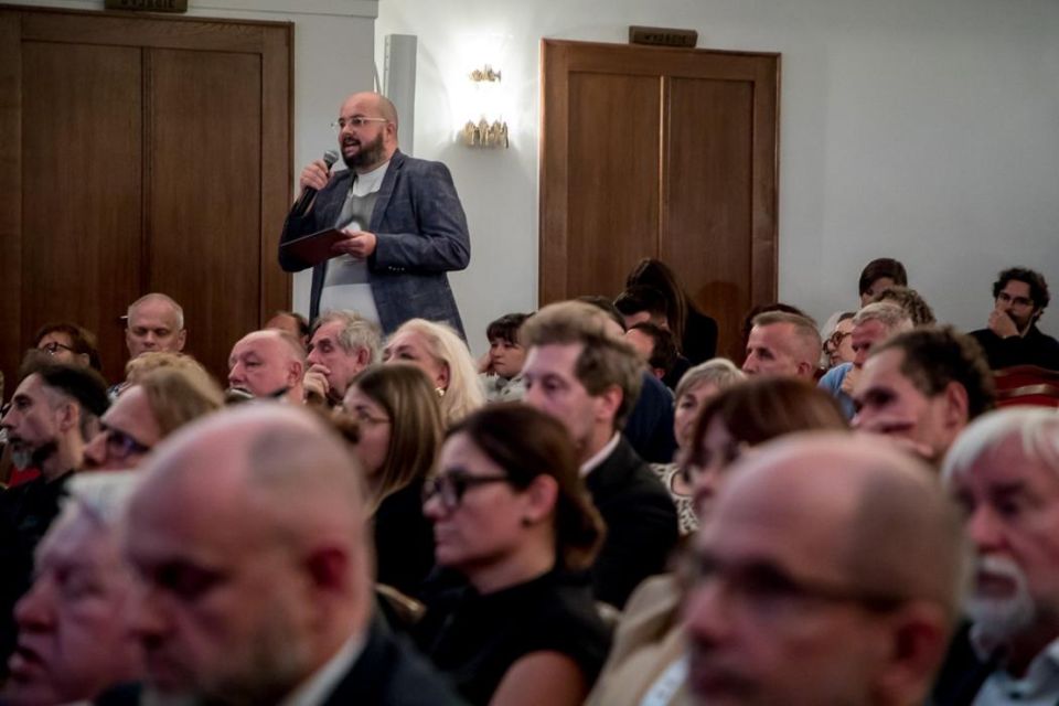 Na scenie Teatru Śląskiego zorganizowano pierwszą odsłonę Śląskiego Stołu - galeria