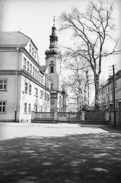 Pszczyna: Szkoła i kościół ewangelicki 1937/fot. NAC