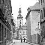 Pszczyna: Fragment ulicy. W tle widoczny kościół Ewangelicko-Augsburski (1918-1937)/fot. NAC