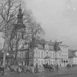 Pszczyna: Ratusz i kościół ewangelicki. Widoczne wozy konne przed ratuszem (1910-1936)/fot. NAC