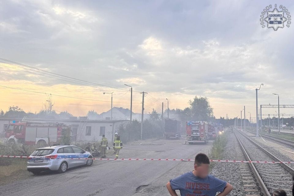 Groźny pożar przy ul. Kolejowej w Żorach. Ewakuowano 20 osób - galeria