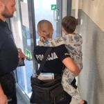 Zagubiony chłopiec bez butów na ulicy. Pszczyńscy funkcjonariusze ruszyli z pomocą - galeria