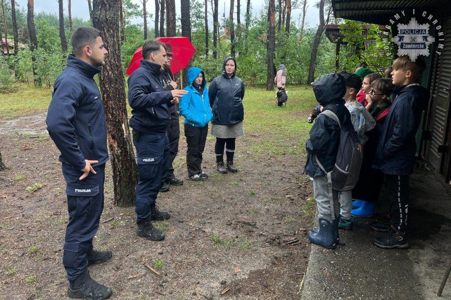 Policjanci sprawdzają obozowiska podczas ulewnych deszczy - galeria