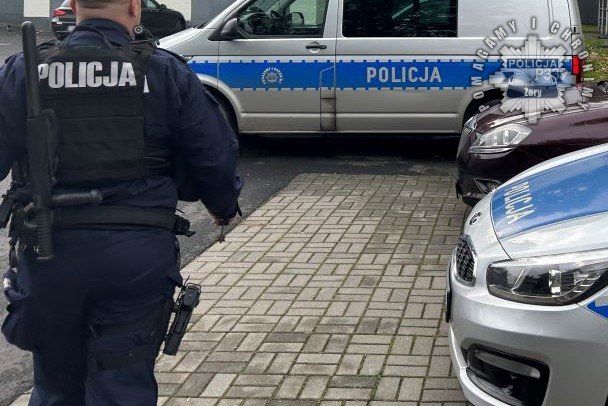 Pasażerka bez pasów, kierowca z zakazem – zatrzymany przez policję! - galeria