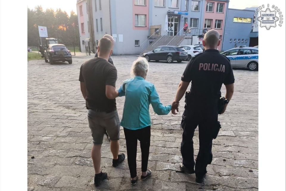 Zaginiona seniorka odnaleziona w lesie – policjanci uratowali życie - galeria