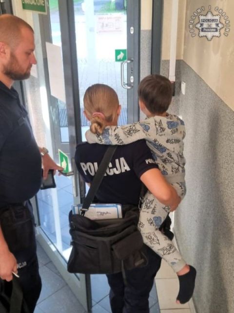 Zagubiony chłopiec bez butów na ulicy. Pszczyńscy funkcjonariusze ruszyli z pomocą - galeria