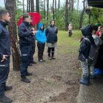 Policjanci sprawdzają obozowiska podczas ulewnych deszczy - galeria