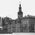 Pszczyna: Widok na ratusz i kościół ewangelicki. Po lewej stronie pomnik Niepodległości 1918-1937/fot. NAC