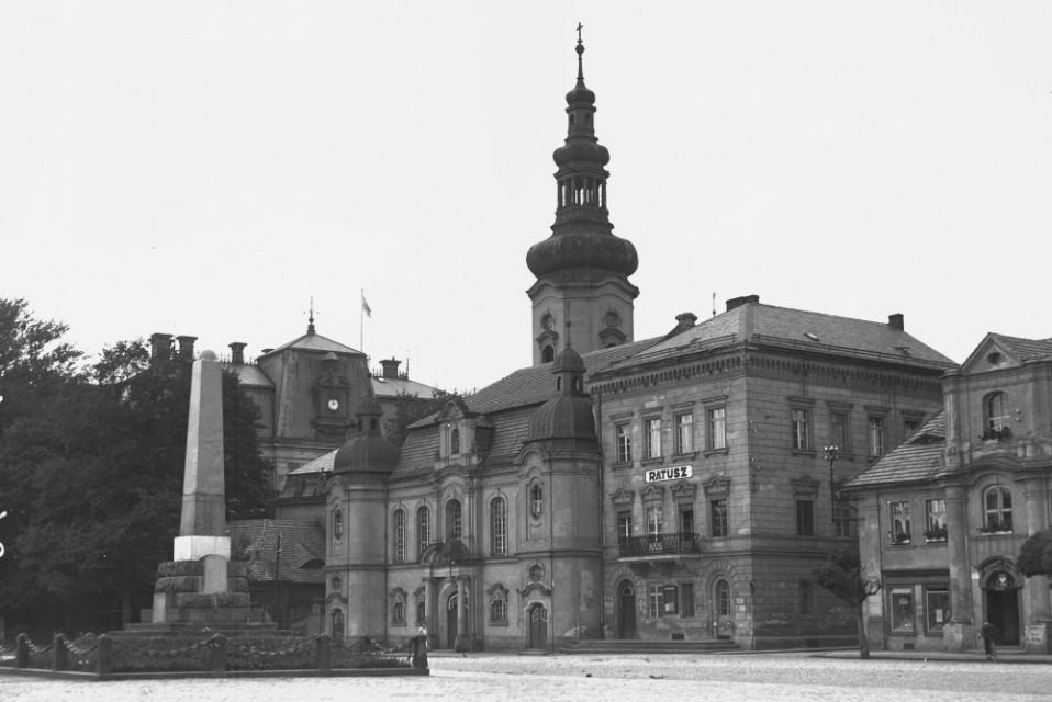 Pszczyna: Widok na ratusz i kościół ewangelicki. Po lewej stronie pomnik Niepodległości 1918-1937/fot. NAC
