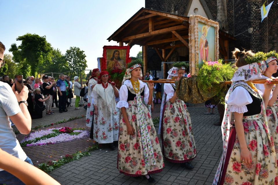 Procesja Bożego Ciała w Świętochłowicach - Lipinach przeszła do historii. Nie zabrakło tradycji i folkloru! - galeria