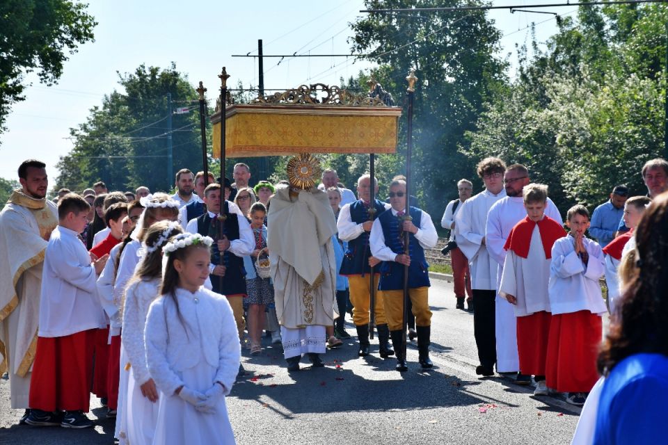 Procesja Bożego Ciała w Świętochłowicach - Lipinach przeszła do historii. Nie zabrakło tradycji i folkloru! - galeria