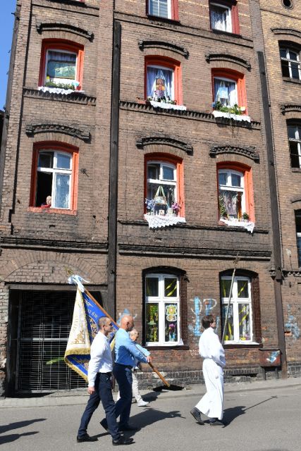 Procesja Bożego Ciała w Świętochłowicach - Lipinach przeszła do historii. Nie zabrakło tradycji i folkloru! - galeria