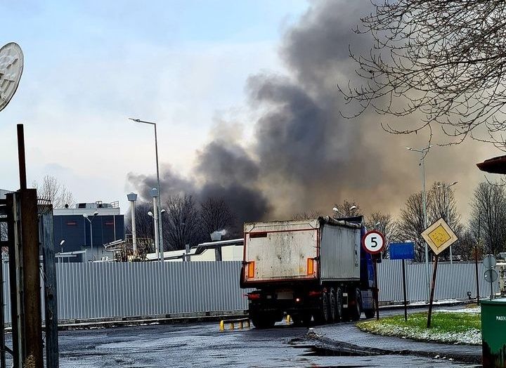 [Foto] Ogromny pożar na terenie zakładu chemicznego! W akcji 30 zastępów straży pożarnej - galeria