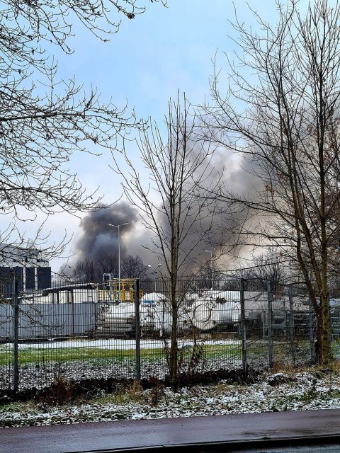 [Foto] Ogromny pożar na terenie zakładu chemicznego! W akcji 30 zastępów straży pożarnej - galeria