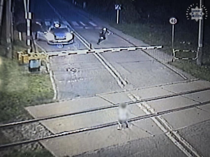 Chłopiec bawił się na torowisku. Policjanci zdążyli w ostatniej chwili - galeria