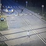 Chłopiec bawił się na torowisku. Policjanci zdążyli w ostatniej chwili - galeria