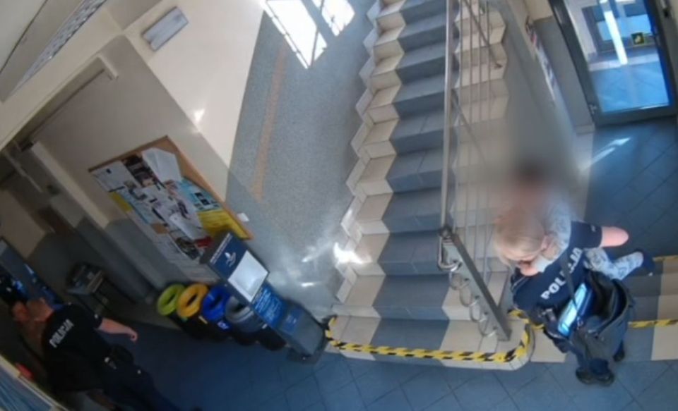 Zagubiony chłopiec bez butów na ulicy. Pszczyńscy funkcjonariusze ruszyli z pomocą - galeria