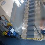 Zagubiony chłopiec bez butów na ulicy. Pszczyńscy funkcjonariusze ruszyli z pomocą - galeria