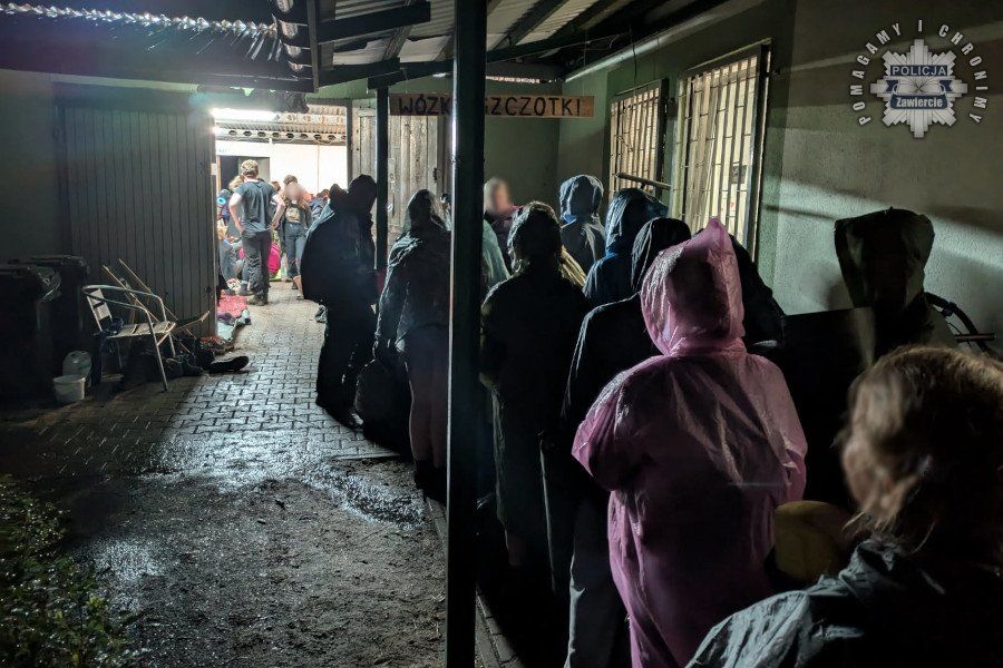 Policjanci sprawdzają obozowiska podczas ulewnych deszczy - galeria