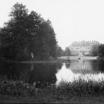 Pałac w Pszczynie - widok ogólny i staw parkowy 1918-1944/fot. NAC