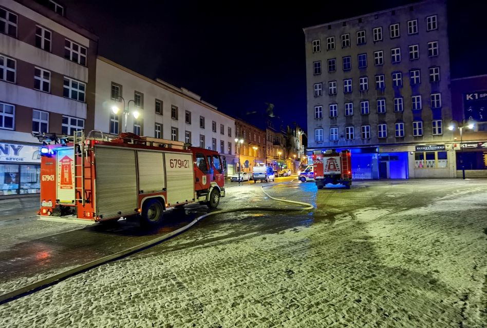 Nocny pożar kamienicy w Zabrzu. Ewakuowano 14 osób! - galeria