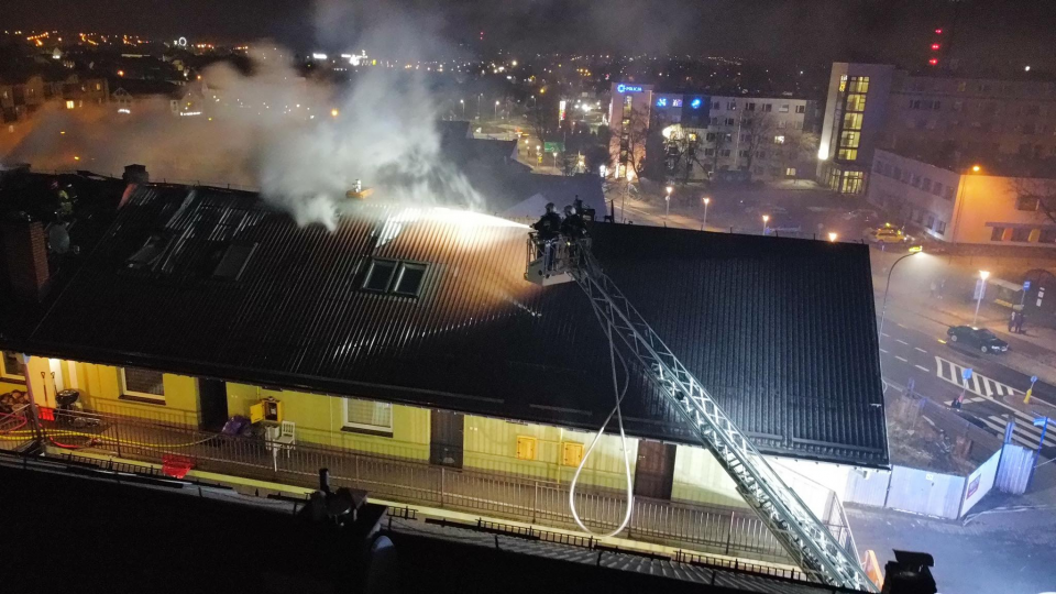 [ZDJĘCIA] Groźny pożar w Żorach. 30 osób ewakuowało się z płonącego budynku! - galeria