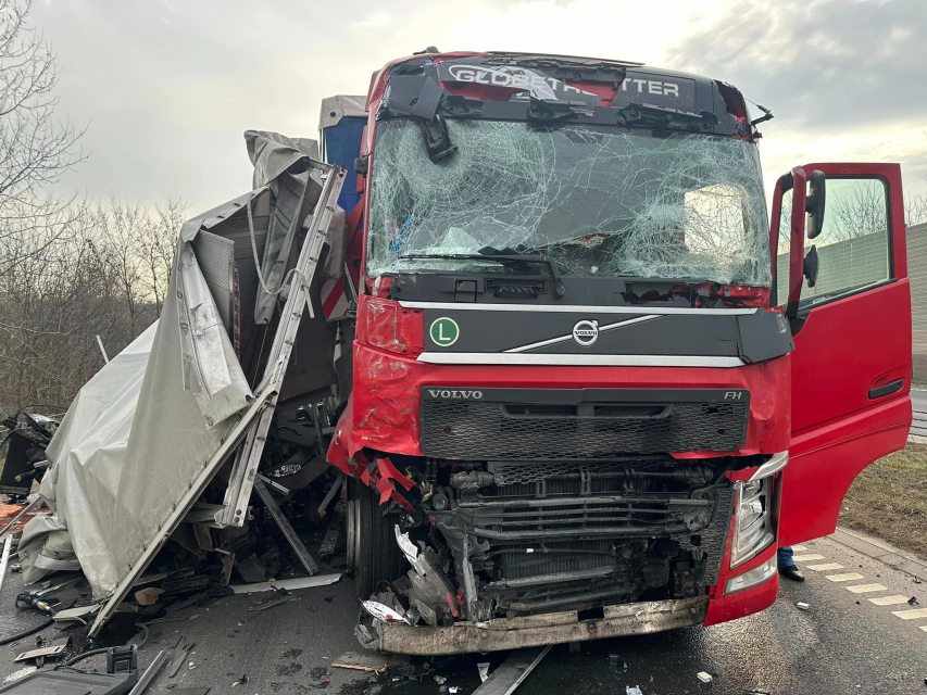 Groźny wypadek w Dąbrowie Górniczej. Na DK94 ciężarówka zderzyła się z busem! [ZDJĘCIA] - galeria