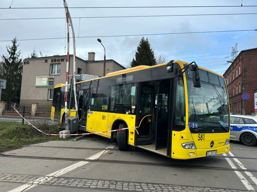 Katowice: Autobus miejski linii 581 uszkodził szlaban kolejowy - galeria