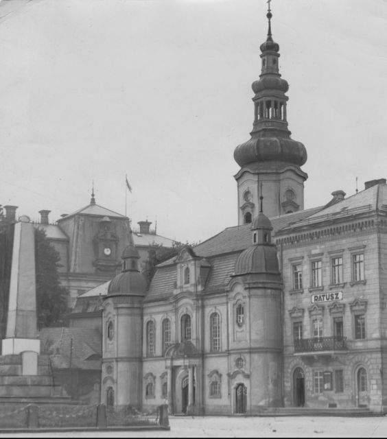 Widok na ratusz, kościół ewangelicki i pomnik Niepodległości (1918-1934)/fot. NAC